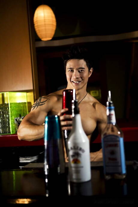 Oriental muscled guy Peter Le shows a strong body