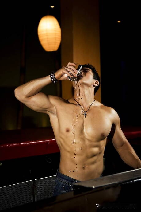 Oriental muscled guy Peter Le shows a strong body