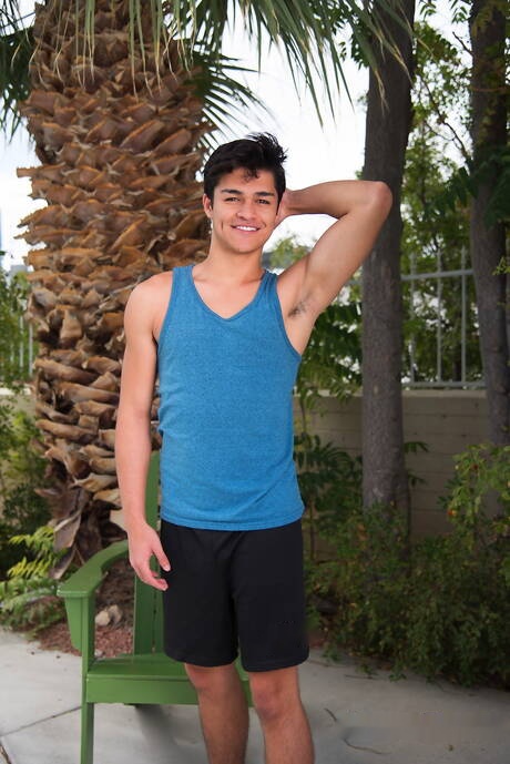 El jovencito americano Jason Wolf se desnuda y muestra su culo caliente al aire libre