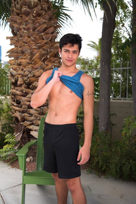 El jovencito americano Jason Wolf se desnuda y muestra su culo caliente al aire libre