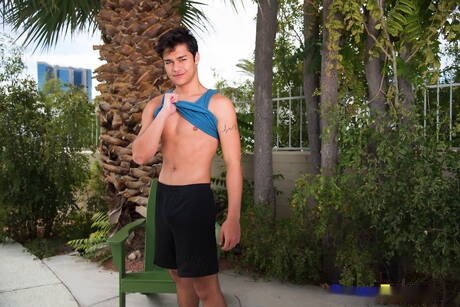 El jovencito americano Jason Wolf se desnuda y muestra su culo caliente al aire libre