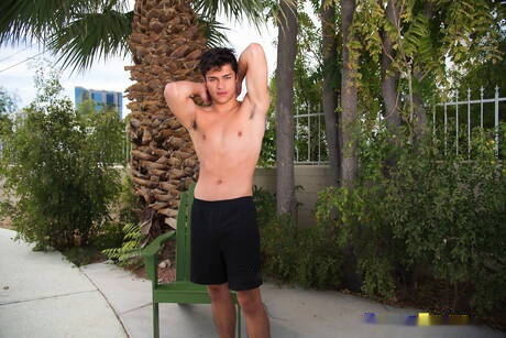 El jovencito americano Jason Wolf se desnuda y muestra su culo caliente al aire libre