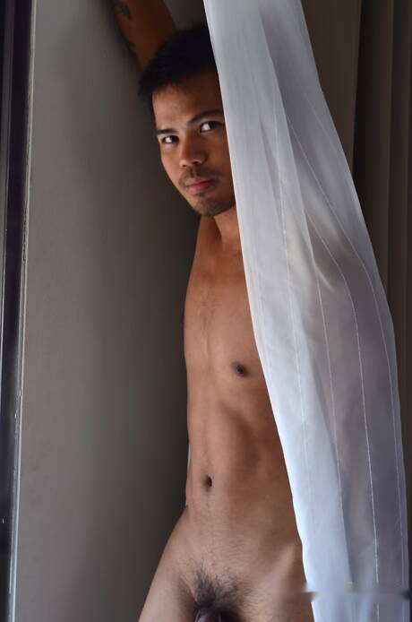 Il bel ragazzo orientale John Rene posa nudo