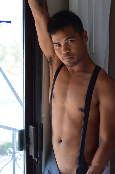 El cachas oriental John Rene posando desnudo