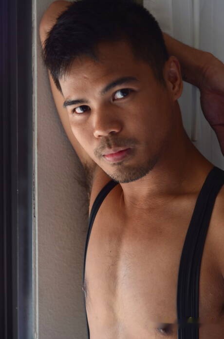 Der attraktive Orientale John Rene posiert nackt