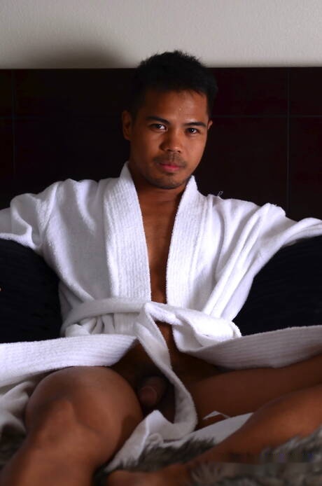 Il bel ragazzo orientale John Rene posa nudo