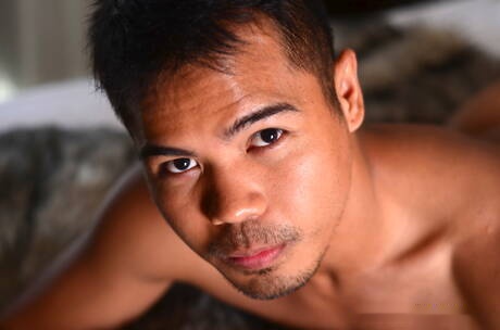 Il bel ragazzo orientale John Rene posa nudo