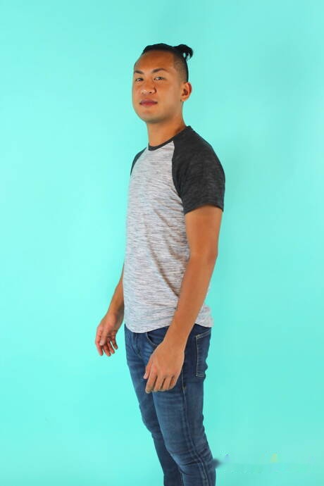 Oriental hunk Lonii Li shows a beautiful body