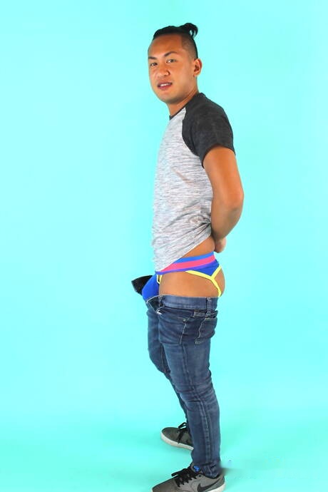 Oriental hunk Lonii Li shows a beautiful body