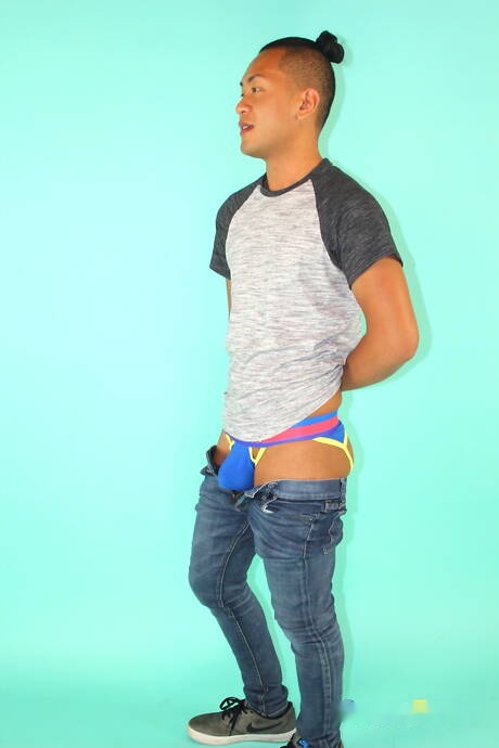 Oriental hunk Lonii Li shows a beautiful body