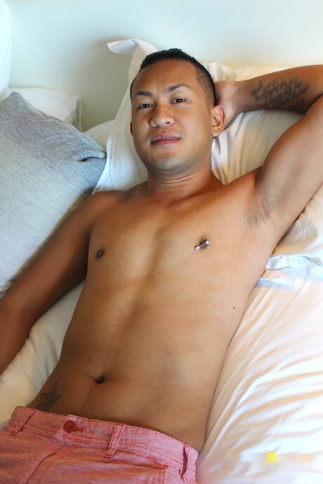 Oriental hunk Lonii Li shows a beautiful body
