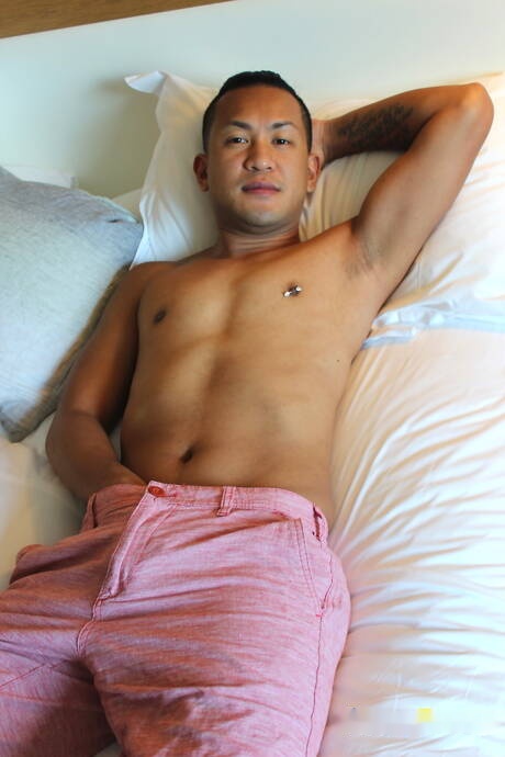Oriental hunk Lonii Li shows a beautiful body