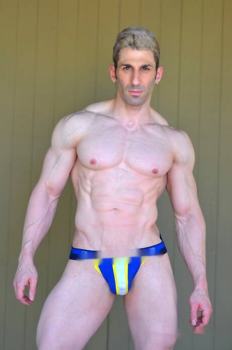 Sexy americans, stud Alex Chu and bodybuilder Sir Jet drilling an ass outside