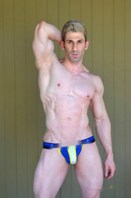 Sexy americans, stud Alex Chu and bodybuilder Sir Jet drilling an ass outside