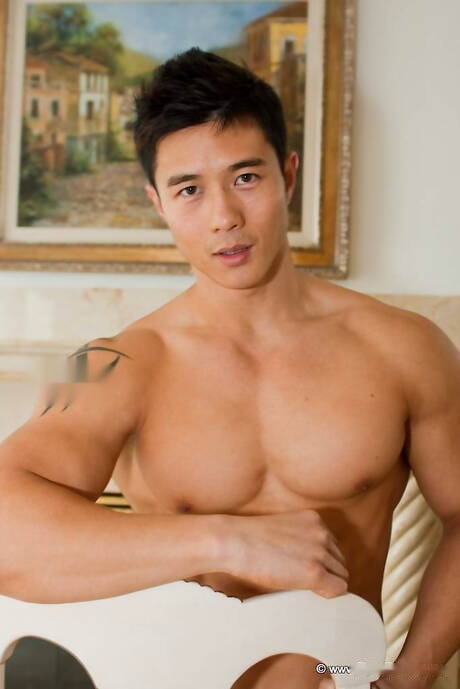 El musculoso oriental Peter Le se desnuda y muestra su culo caliente