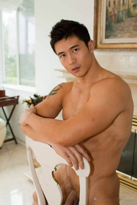 El musculoso oriental Peter Le se desnuda y muestra su culo caliente