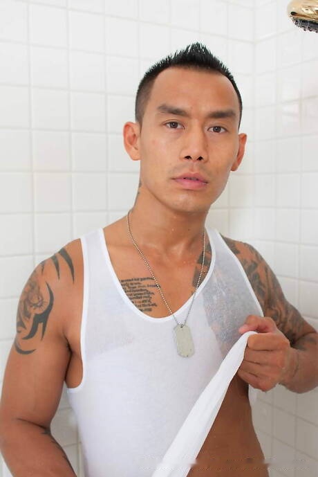 Keni Styles, un homme asiatique musclé, se déshabille et montre ses fesses sous la douche.