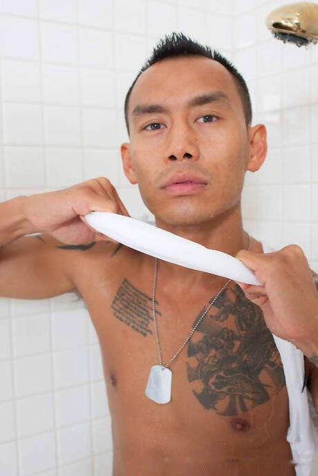 Keni Styles, un homme asiatique musclé, se déshabille et montre ses fesses sous la douche.