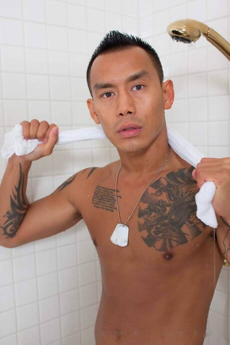 Keni Styles, un homme asiatique musclé, se déshabille et montre ses fesses sous la douche.