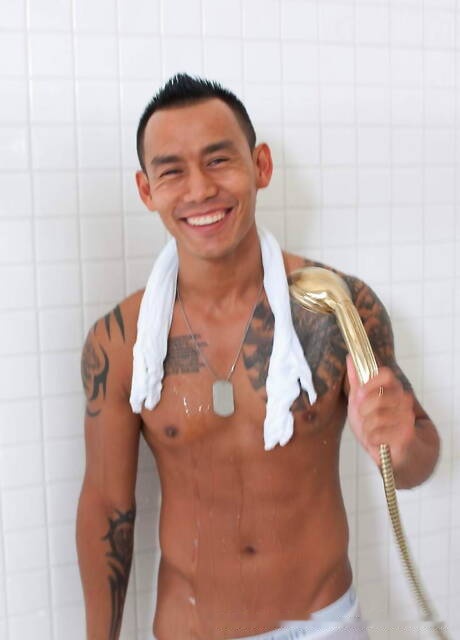 Keni Styles, un homme asiatique musclé, se déshabille et montre ses fesses sous la douche.