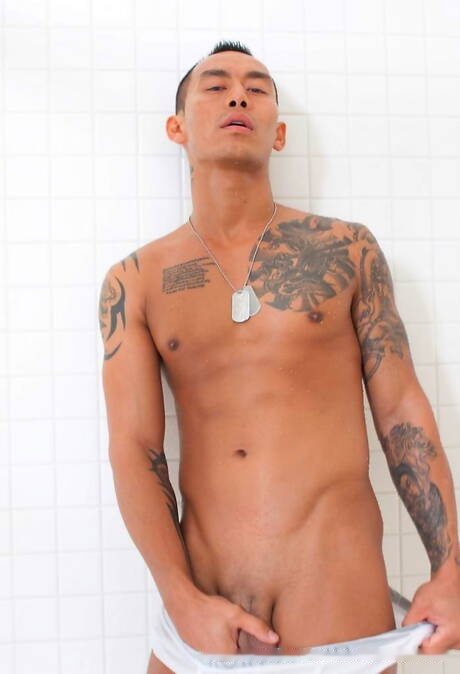 Keni Styles, un homme asiatique musclé, se déshabille et montre ses fesses sous la douche.