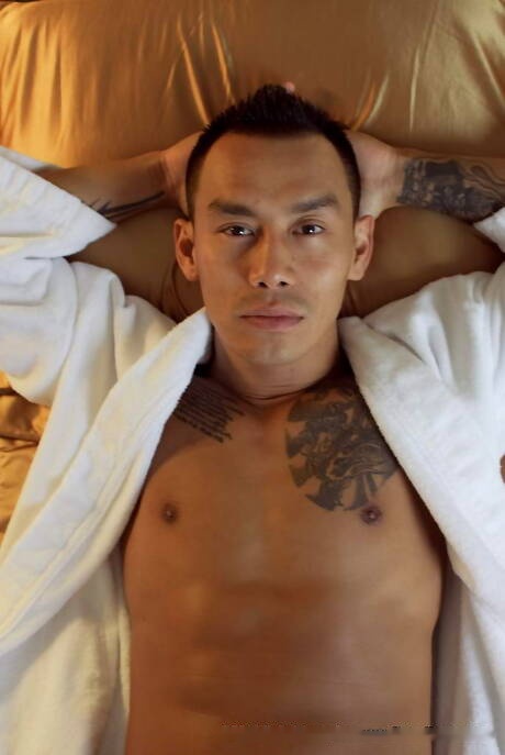 Asian beefy Keni Styles jerk off