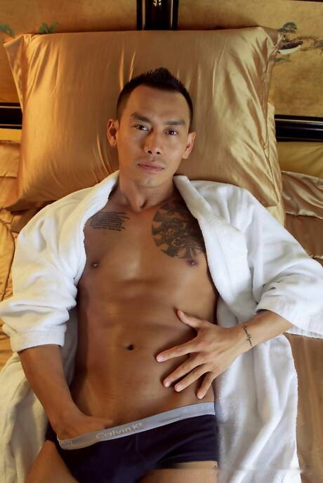 Asian beefy Keni Styles jerk off