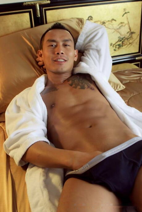 Asian beefy Keni Styles jerk off