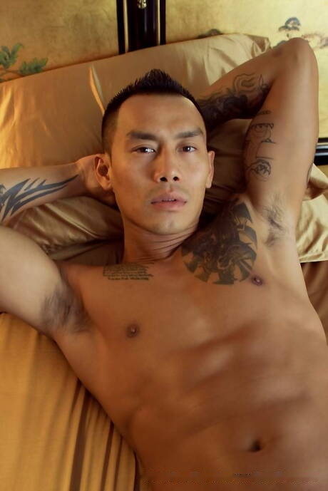 Asian beefy Keni Styles jerk off