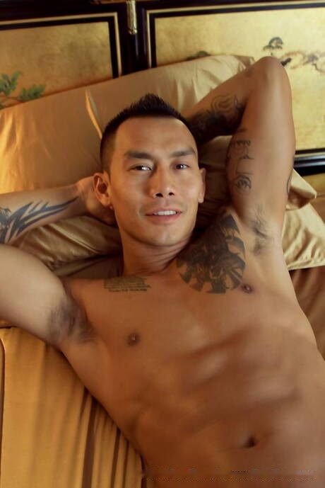 Asian beefy Keni Styles jerk off