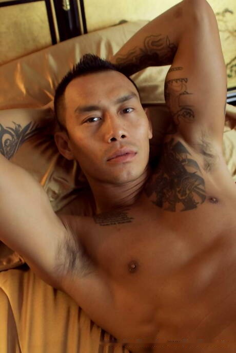 Asian beefy Keni Styles jerk off