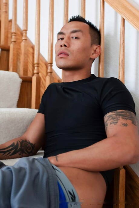 Oriental hunky guy Keni Styles posing naked