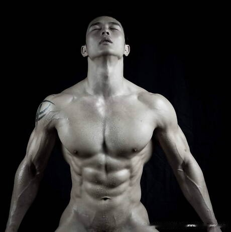 Oriental bodybuilder Peter Le shows a well-build body