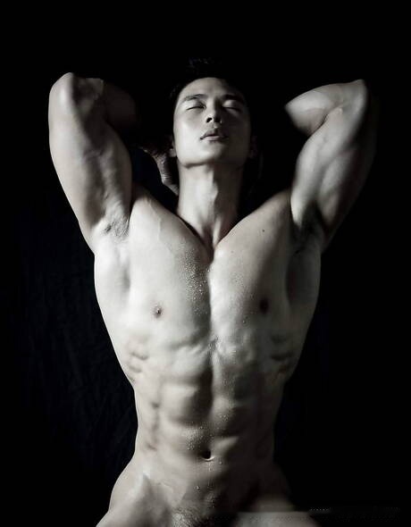 Oriental bodybuilder Peter Le shows a well-build body
