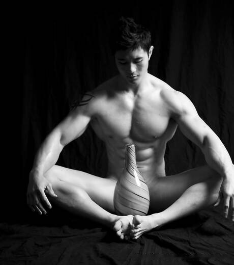 Oriental bodybuilder Peter Le shows a well-build body