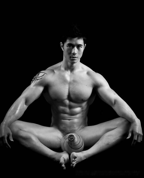 Oriental bodybuilder Peter Le shows a well-build body