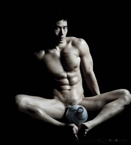 Oriental bodybuilder Peter Le shows a well-build body