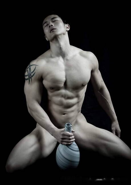 Oriental bodybuilder Peter Le shows a well-build body