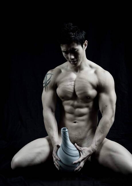 Oriental bodybuilder Peter Le shows a well-build body