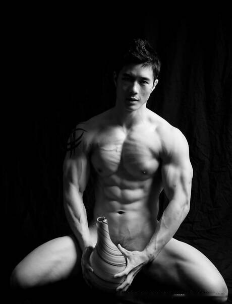Oriental bodybuilder Peter Le shows a well-build body