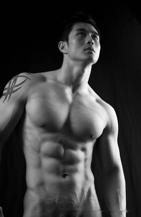 Orientalny muskularny Peter Le prezentuje silne ciało