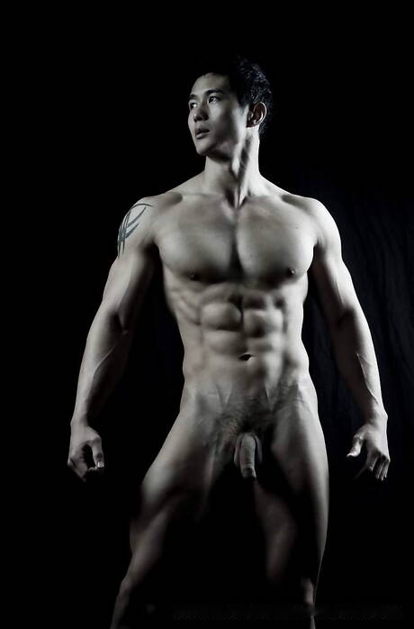 Orientalny muskularny Peter Le prezentuje silne ciało