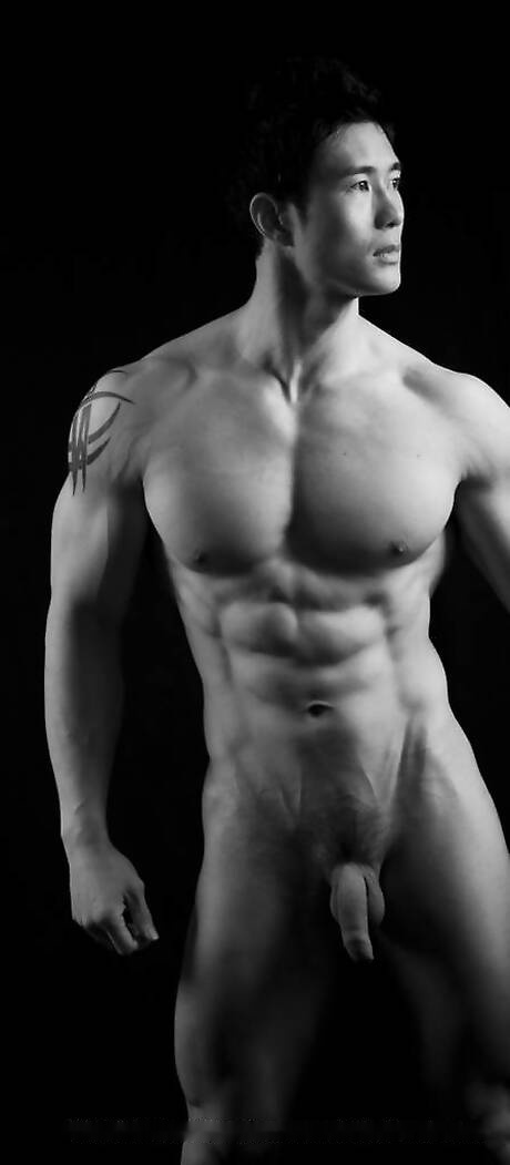 Orientalny muskularny Peter Le prezentuje silne ciało