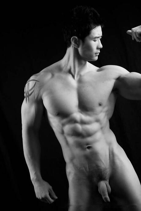 Oriental muscular Peter Le shows a strong body