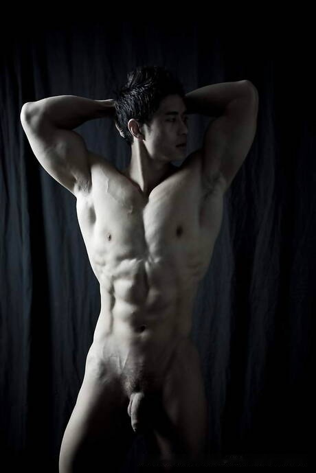 Orientalny muskularny Peter Le prezentuje silne ciało