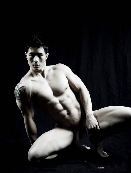 Orientalny muskularny Peter Le prezentuje silne ciało
