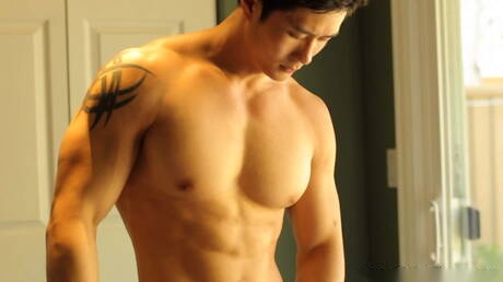 Asian bull Peter Le posing naked and showing hot ass outdoor