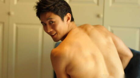 Asian bull Peter Le posing naked and showing hot ass outdoor