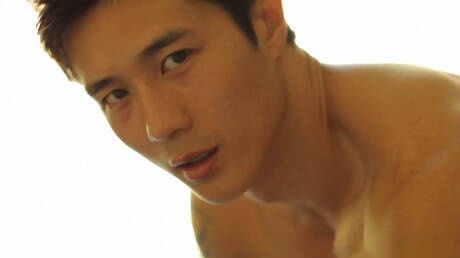 Asian bull Peter Le posing naked and showing hot ass outdoor