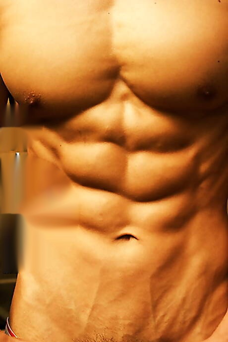 Der orientalische Bodybuilder Peter Le zieht sich aus und zeigt seinen heißen Hintern